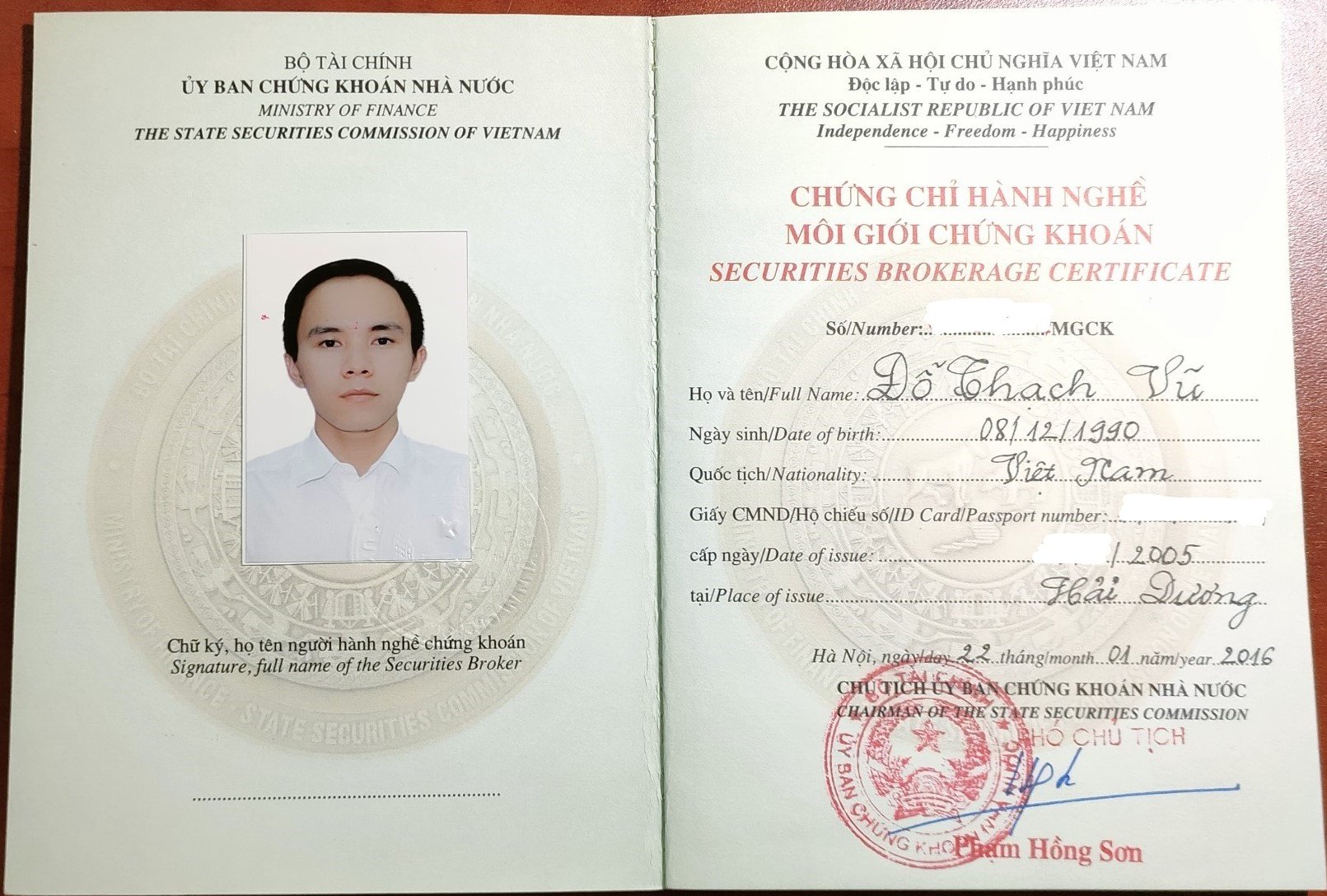 Chứng chỉ "Môi giới chứng khoán và tư vấn đầu tư chứng khoán".