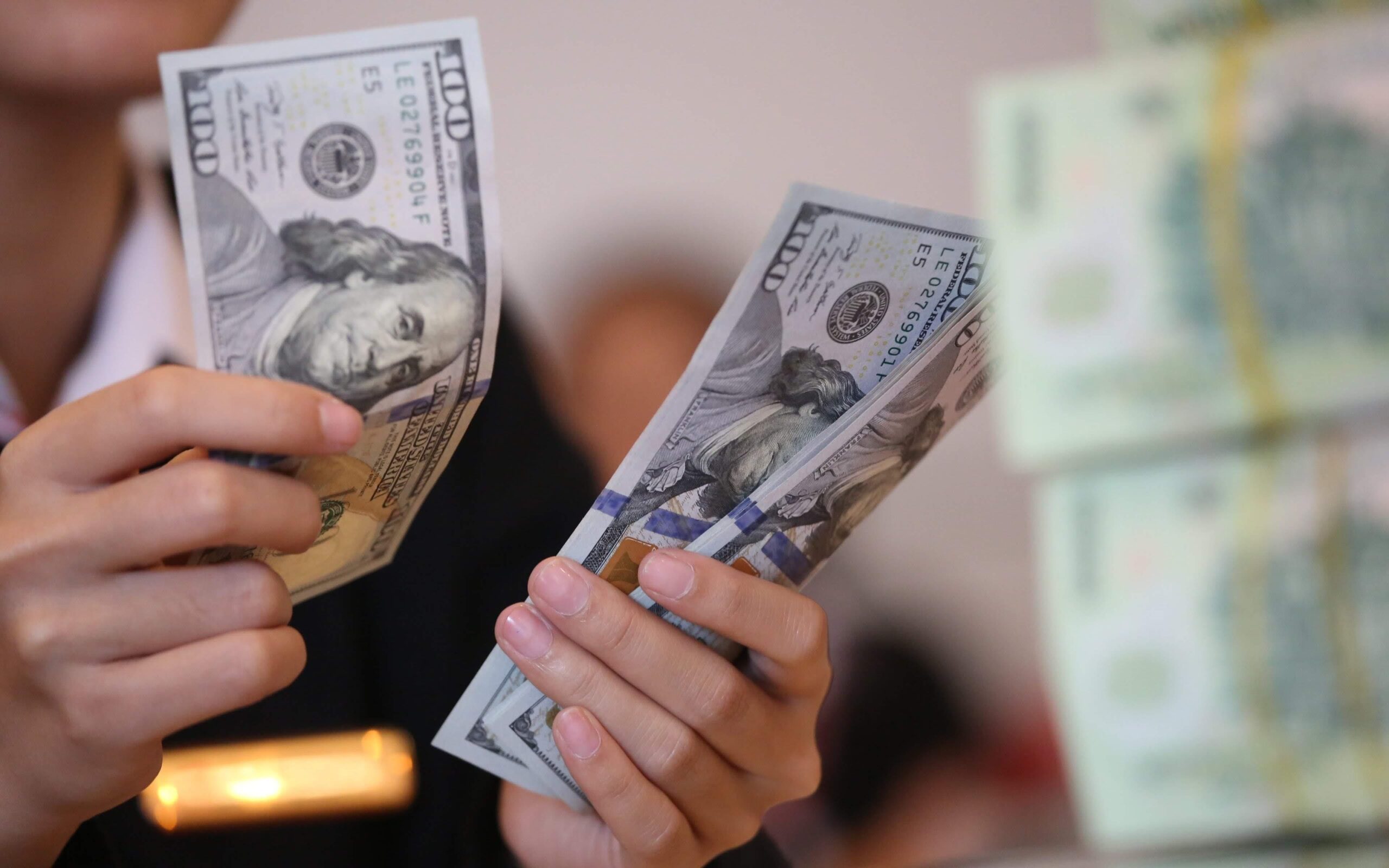 Thao túng tiền tệ