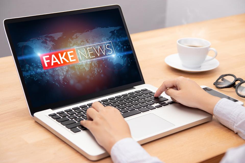 Bẫy fake news