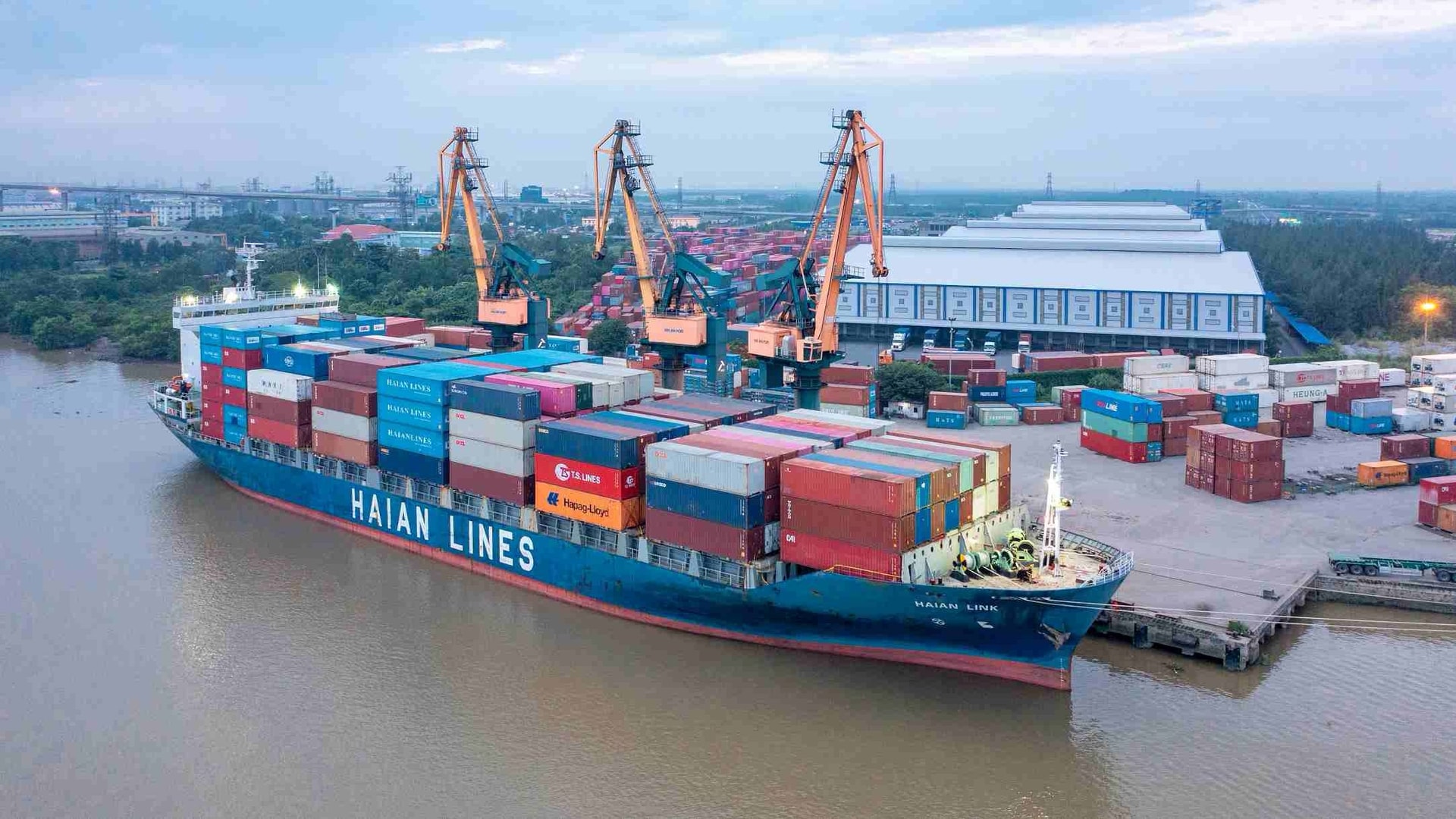 Cổ phiếu VSC (Container Việt Nam): Thông tin, Lịch sử giá, Phân tích tiềm năng, Rủi ro và Định giá 12 Công ty Cổ phần Vận tải và Xếp dỡ Hải An (HAH)