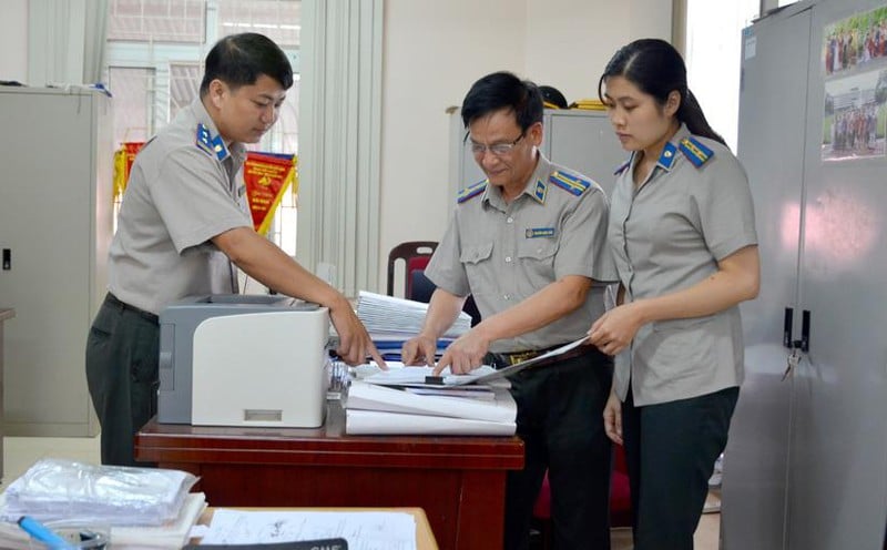 chấp hành viên