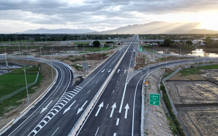 Cổ phiếu CIA: Thông tin doanh nghiệp, Đặc điểm tài chính, Tiềm năng đầu tư và Cách thức giao dịch 4 cao tốc Cam Lâm - Vĩnh Hảo