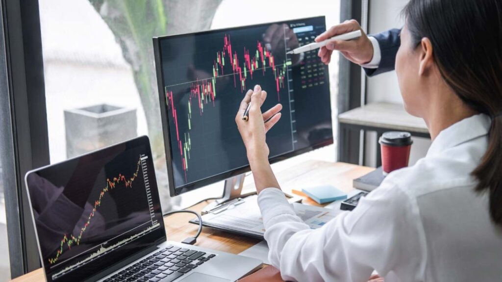 Ai là người quyết định giá cổ phiếu