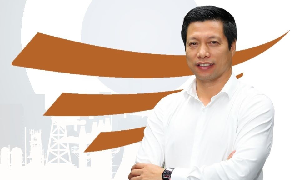 Cổ phiếu VPI: Thông tin, Đặc điểm, Sức khỏe Tài chính và Chiến lược Đầu tư 7 a man with his arms crossed